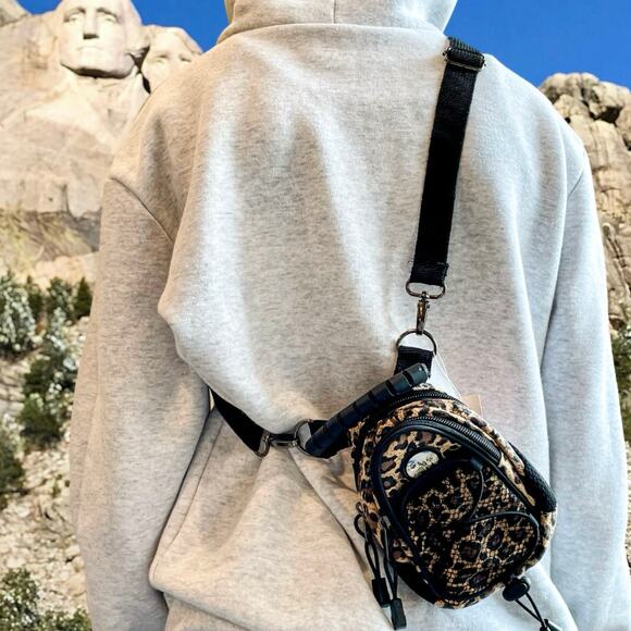 Mt Rushmore Mini Backpack Purse Leopard Print 7"x5" Souvenir Festival Travel NWT - Picture 1 of 10